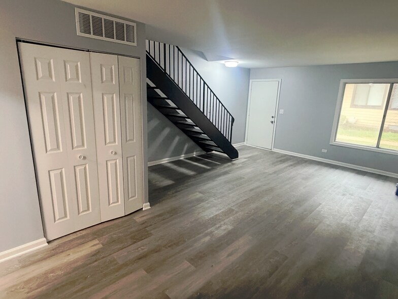 Building Photo - 6203 Kit Carson Dr