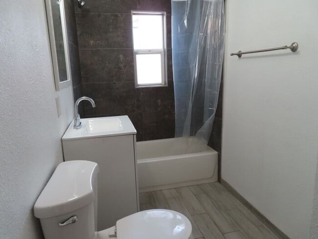 Building Photo - Newly Remodeled 2 Bedroom 1 Bath Condo