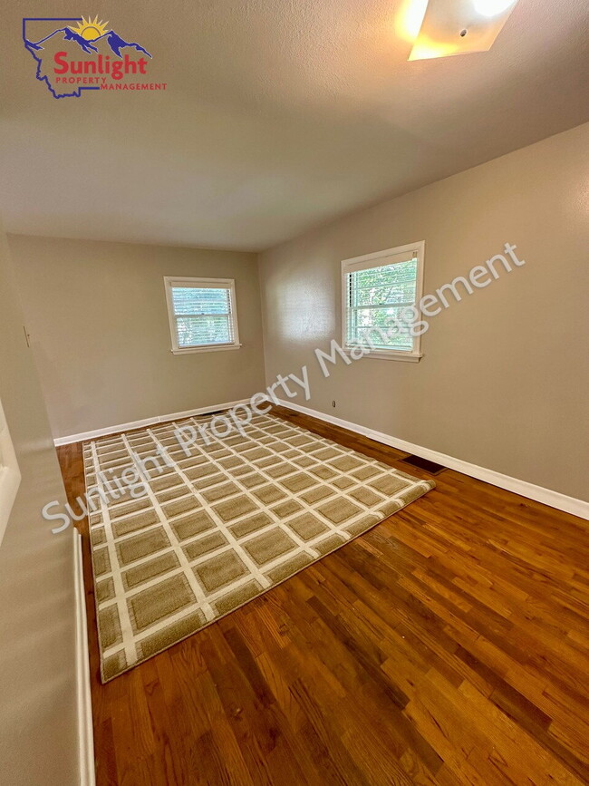 Building Photo - Charming Studio Apartment –Near Hospital!