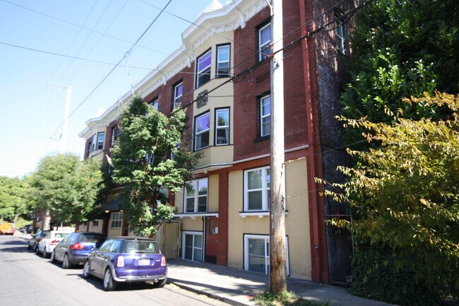 Murray Manor - 910 Southeast 37th Avenue