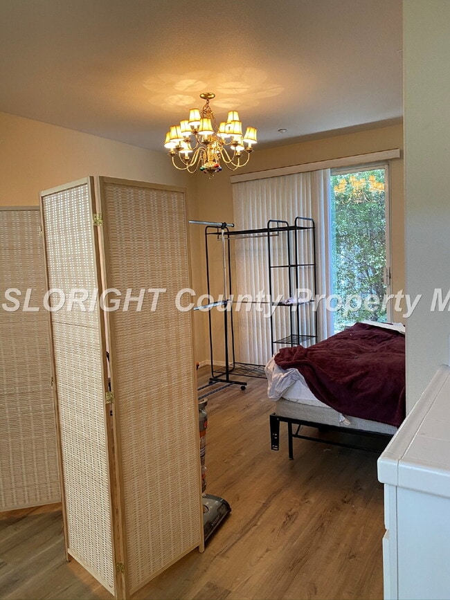 Building Photo - AVAILABLE AUGUST - Beautiful Large 2 Story Home - 5 Bedroom / 3 Bathroom