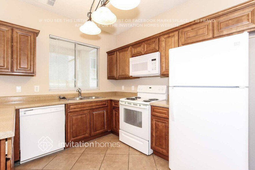 Building Photo - 12170 W Yavapai Ln