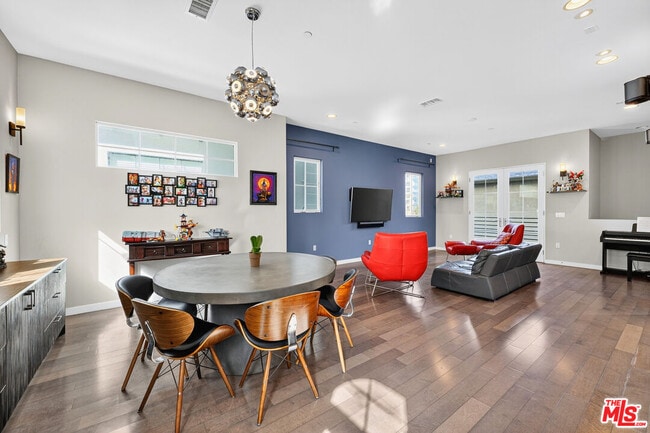 Building Photo - 5933 W Luna Park