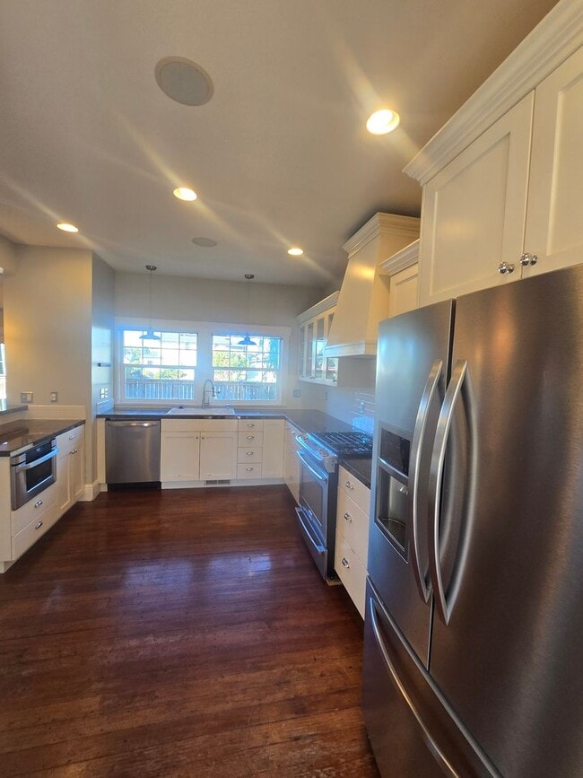 Building Photo - Spacious 5 Bedroom Home in Burlington - Av...