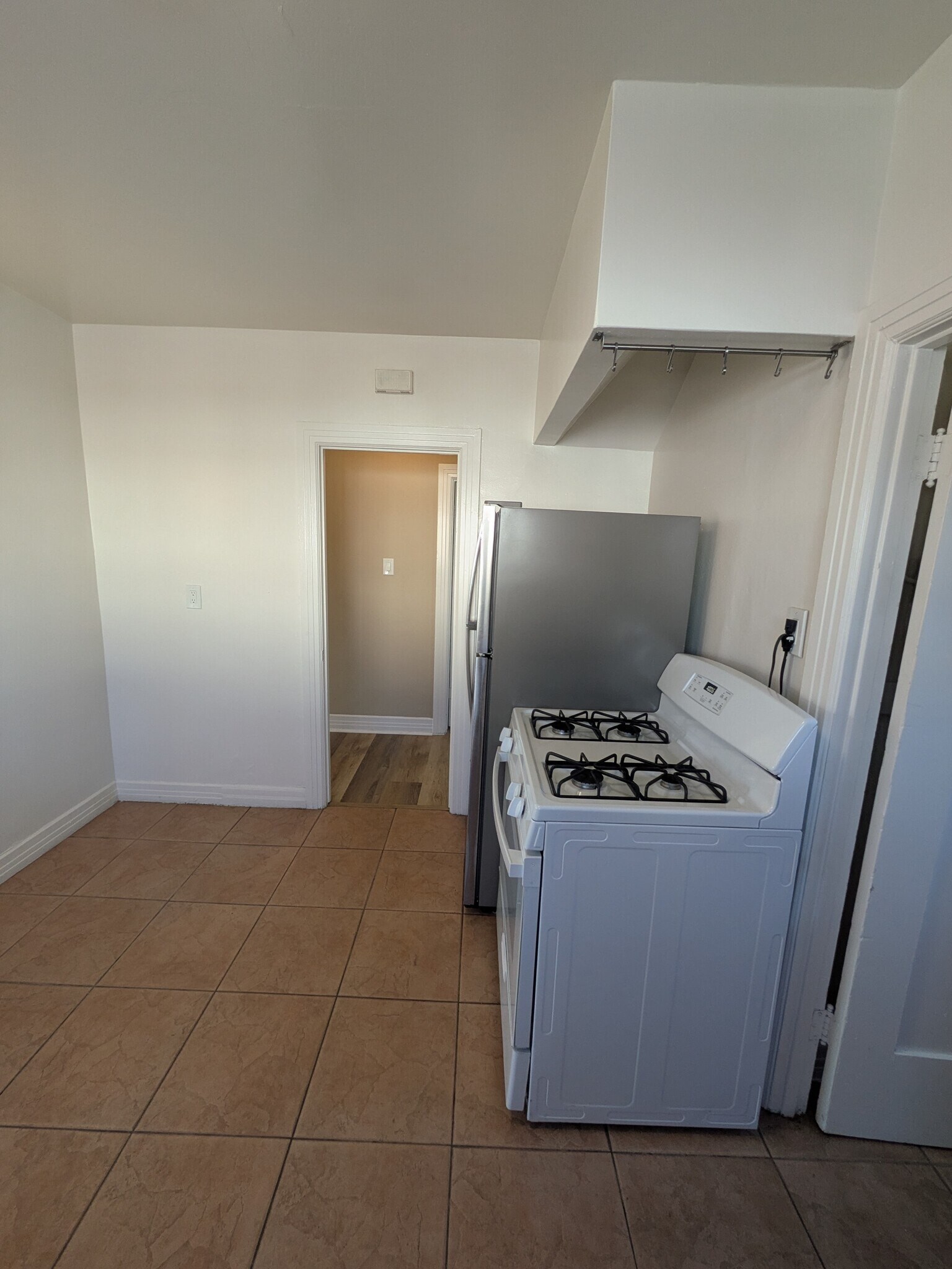 Building Photo - 1055 N Ardmore Ave