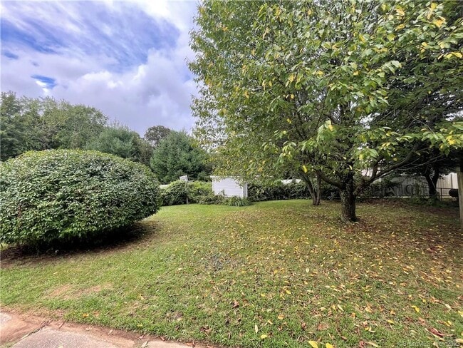 Building Photo - 67 Hawthorne Dr