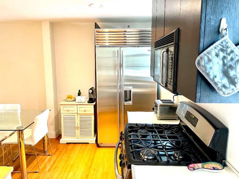 Building Photo - 4812 Pine Tree Dr