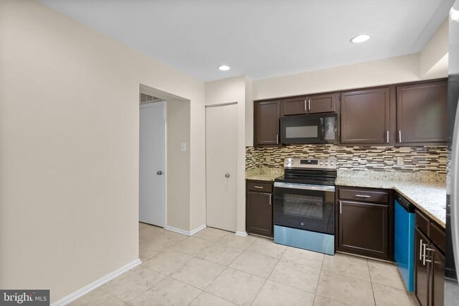 Building Photo - 13 Dinsdale Ct