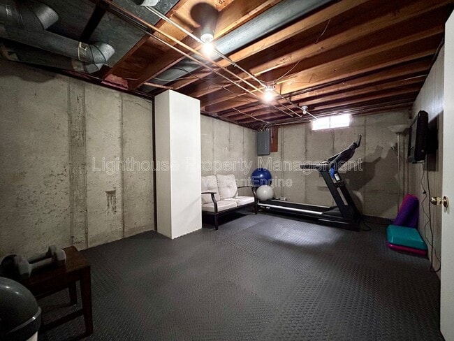 Building Photo - 2728 Vassar Dr SE