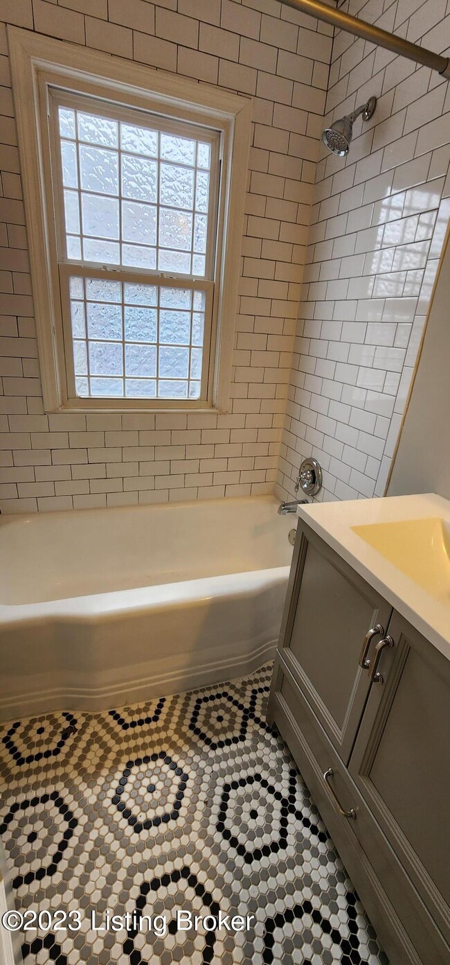 Building Photo - 208 Colonial Dr