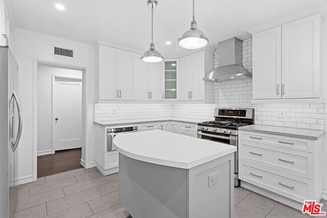 Building Photo - 6611 W 6th St