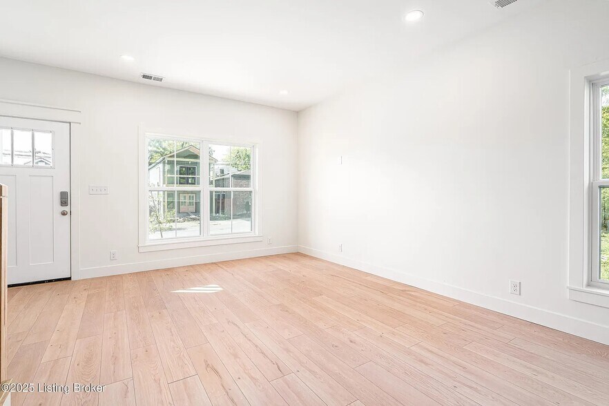 Building Photo - 935 E Madison St