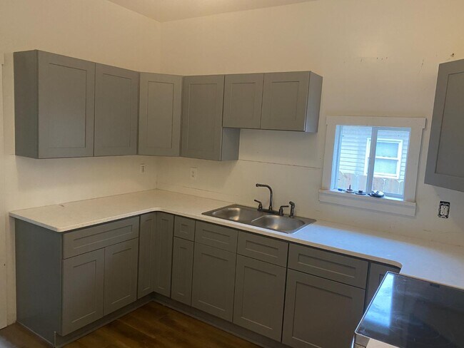 Building Photo - 187 Elmwood Ave