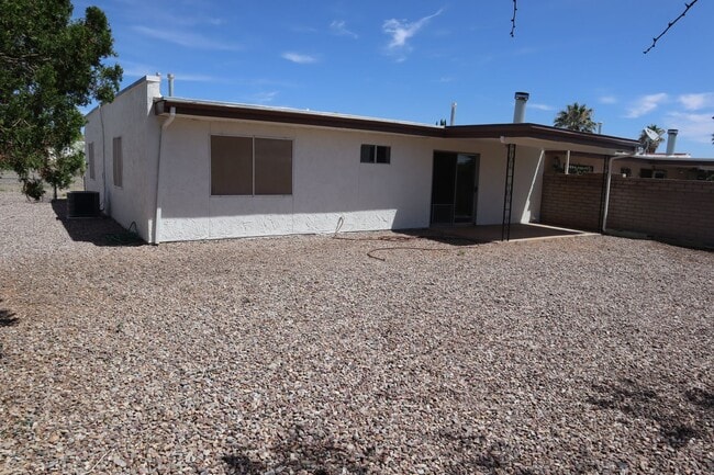 Building Photo - NEW A/C, Freshly Painted Inside and Outsid...