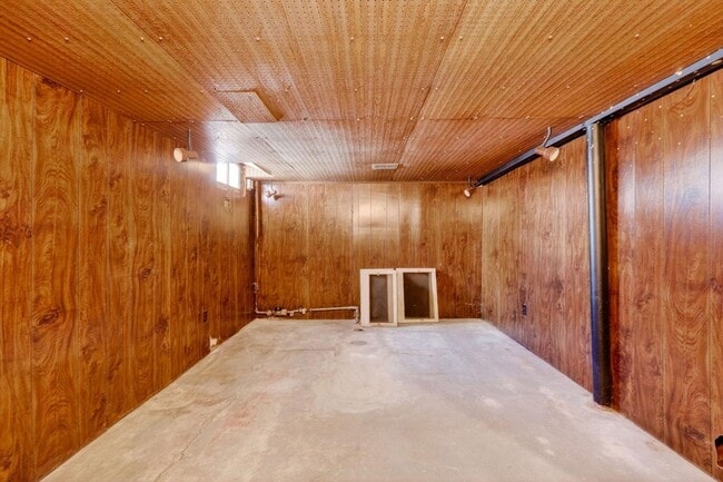 Building Photo - 514 W Lakeside St