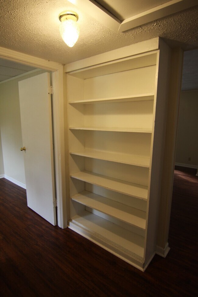 Building Photo - 3 Bedroom Home For Rent Near Downtown Clar...