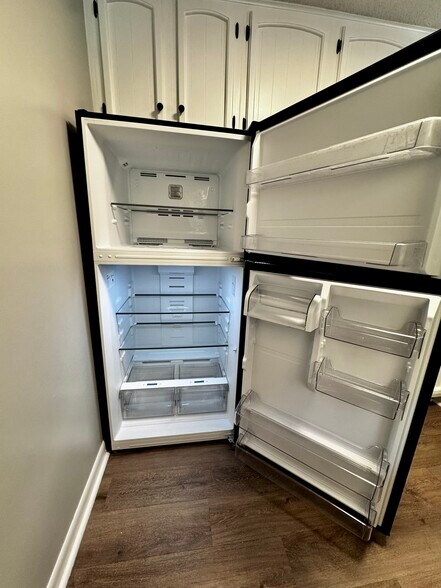 Refrigerator 2 - 122 Turnwood Ln