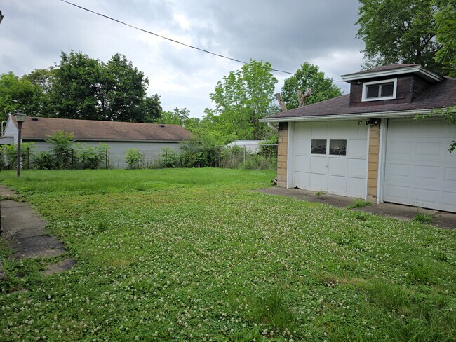 Building Photo - 214 6th St