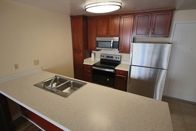 Building Photo - Best Priced 2 Bedroom Condo in the Heart o...