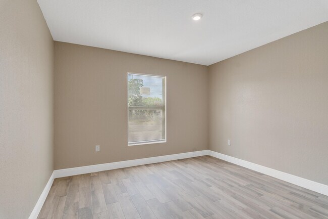 Building Photo - 1106 Avenue E