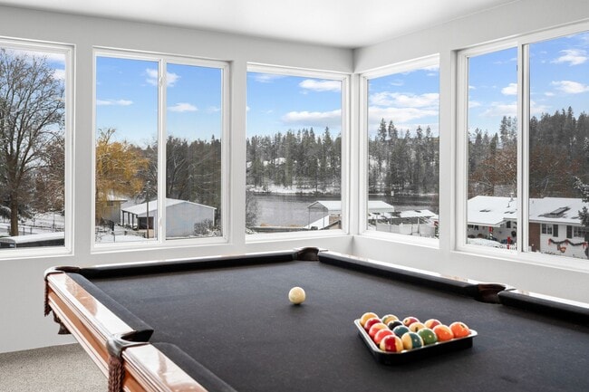 Building Photo - 4-Bedroom Retreat in Medical Lake - 2 Baths & 2,454 Sq/Ft Half Month Rent Free!