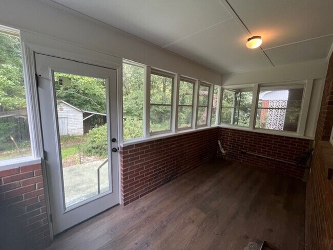 Building Photo - ~~ Stretch Out in Quiet Country Luxury ~~