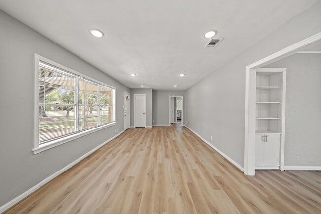 Building Photo - 721 20th Ave N