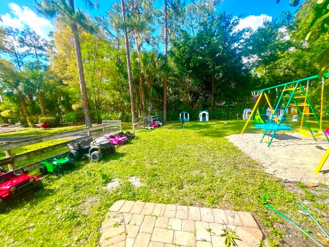 Building Photo - 377 Squire Dr