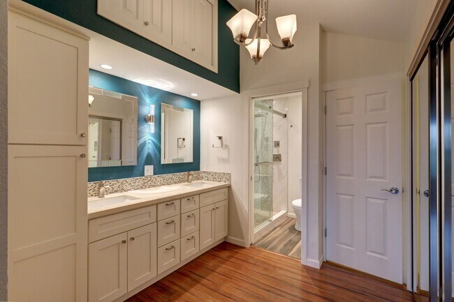 Building Photo - Large 2 Story Condo Available in Perfect Redmond Location!