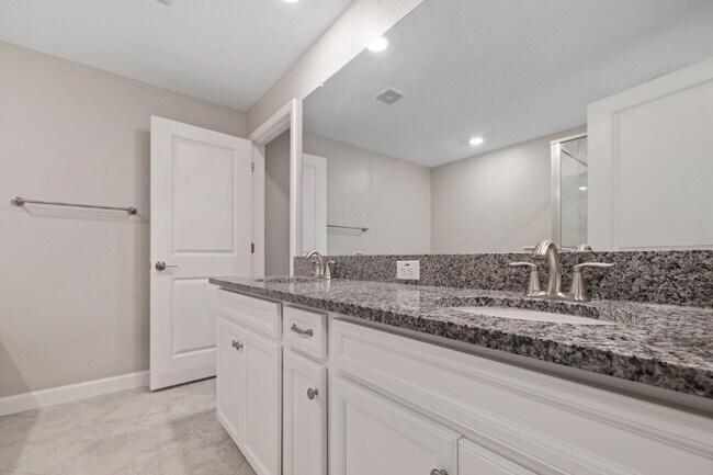 Building Photo - "Spacious 4-Bed Oasis with Granite Charm in Lutz!"In a gated community with 2 Cars garage