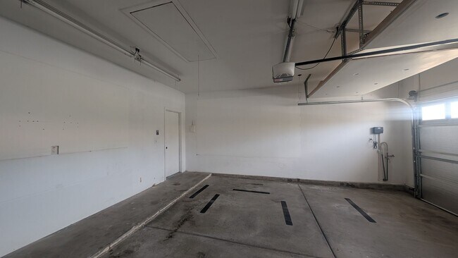 Building Photo - 3 bedroom 1 story house with large backyar...