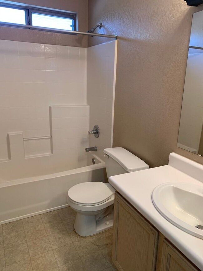 Building Photo - Wonderful 3 bedroom 2.5 bath home located in the golf course community of Western Skies