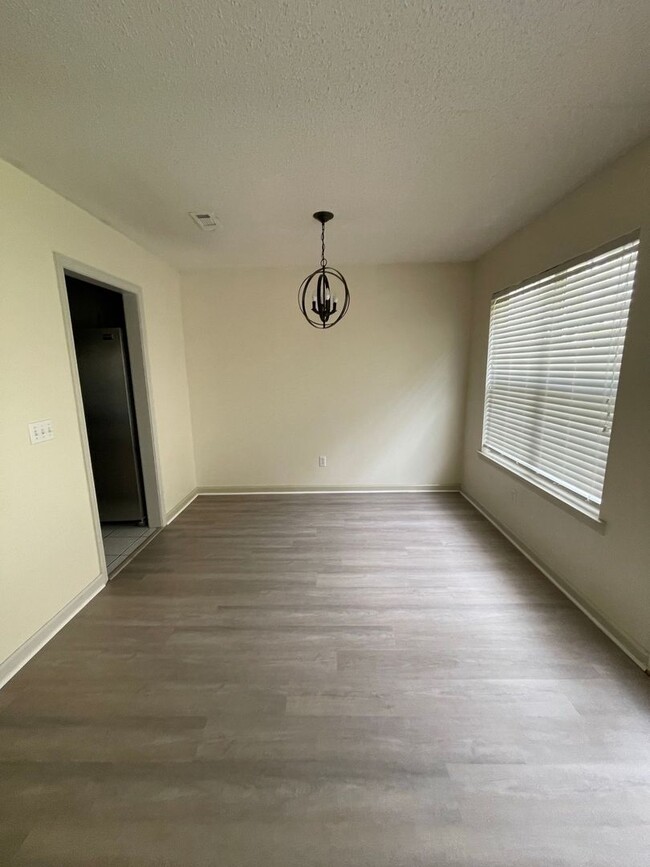 Building Photo - Quail Hollow - Beautiful Interior!