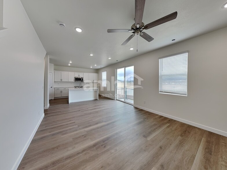 Building Photo - 1322 W Mahogany St