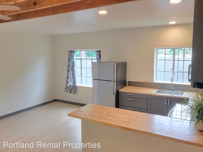Building Photo - Studio, 1 bath House - 2829 SE Belmont St....