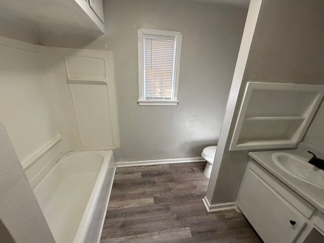 Building Photo - Large 3/2/2