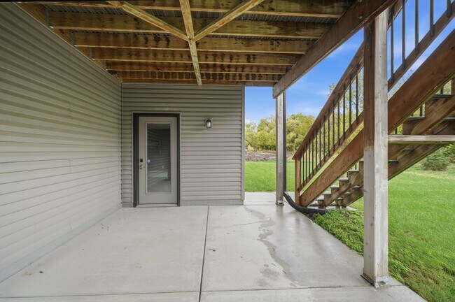 Building Photo - Awesome 4 Bedroom LIKE NEW!