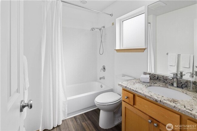 Building Photo - Spacious 3bd/3ba Townhouse