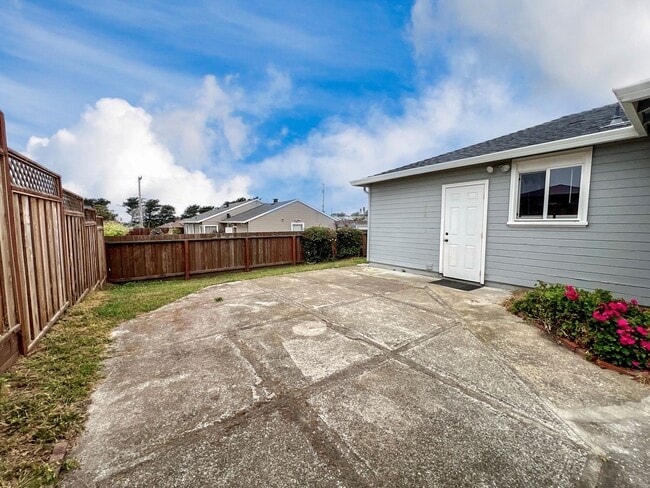 Building Photo - MUST SEE - Updated Single Family Rancher -...