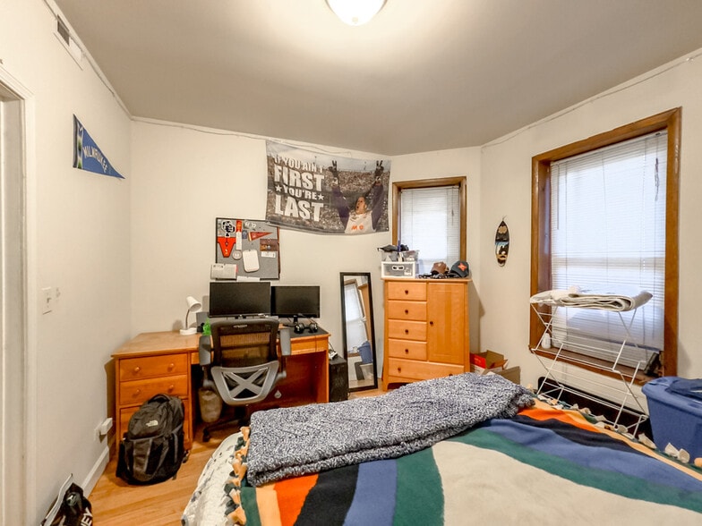 Building Photo - 6711 N Sheridan Rd