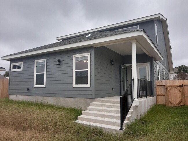 Building Photo - Kerrville, TX  Custom Build Home Ready for Immediate Move In