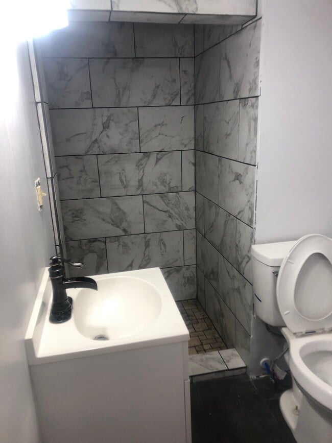 Building Photo - 505 Lake St