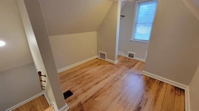 Building Photo - **Charming 1-Bedroom Plus Den Home with Modern Comforts**