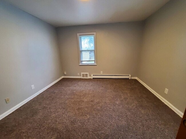 Building Photo - Charming 4-Bedroom Property in Prime Location