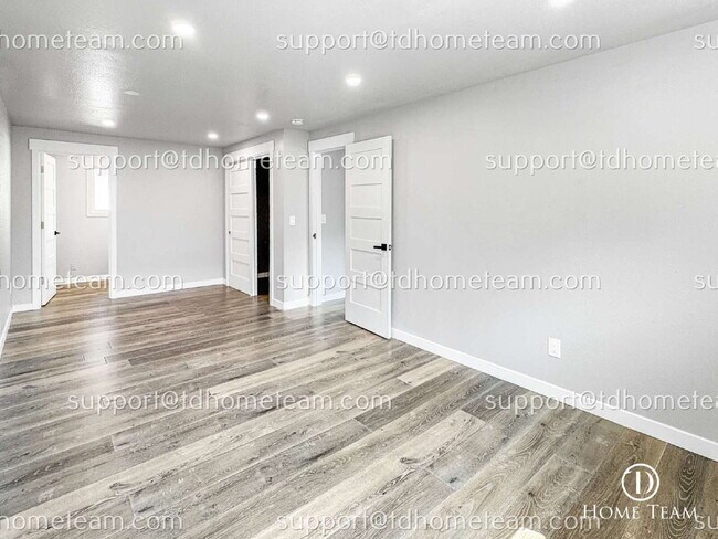 Building Photo - "Charming 4-Bedroom Home with Scenic Views & Finished Basement in Renton!"