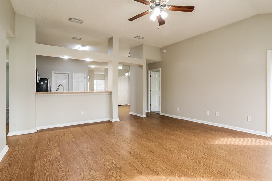 Building Photo - 387 Summit Dr