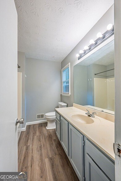 Building Photo - 2100 Whitebluff Way