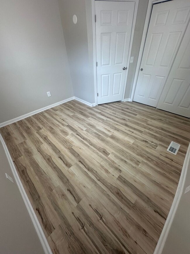 Building Photo - CHARMING, 1 BEDROOM LOWER LEVEL DUPLEX AVAILABLE NOW!