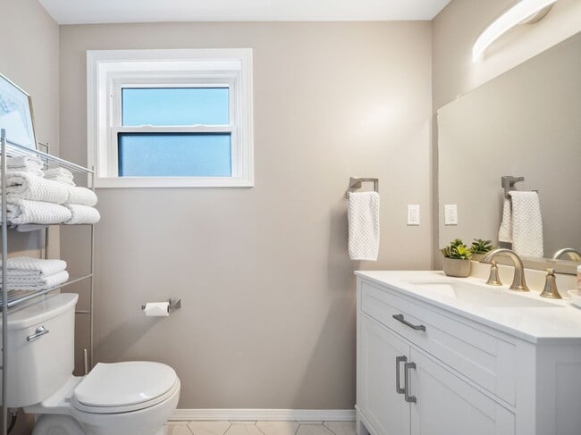 Building Photo - Spacious 4-Bedroom Pet-Friendly Home in North Spokane