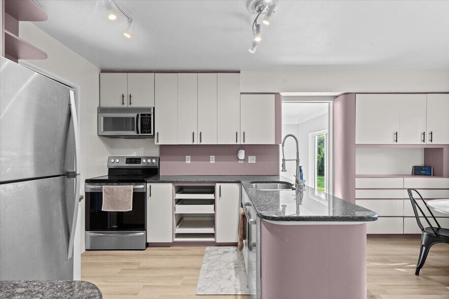 Building Photo - 5476 Van Ness Dr